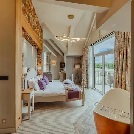 מלון Sandburn Hall 4*