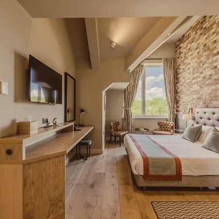 Sandburn Hall 4*