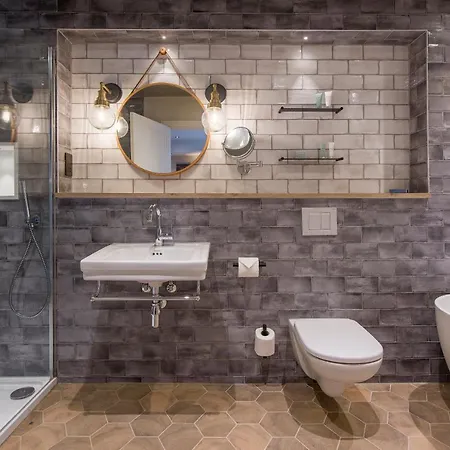 Отель Sandburn Hall 4*