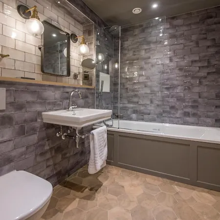 Отель Sandburn Hall 4*