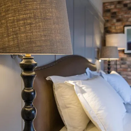 호텔 Sandburn Hall 4*